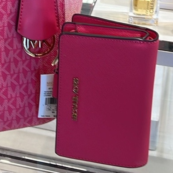MICHAEL KORS
Medium Crossgrain Leather Wallet
Electric Pink
NWT - Picture 7 of 16